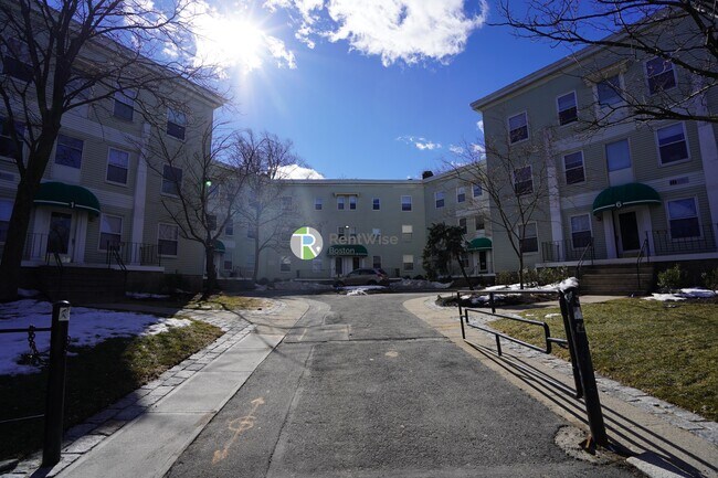 Building Photo - 4 Ashford Ct Unit 2