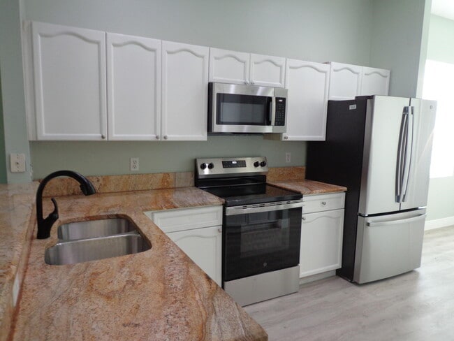 Photo - 890 Lake Wellington Dr