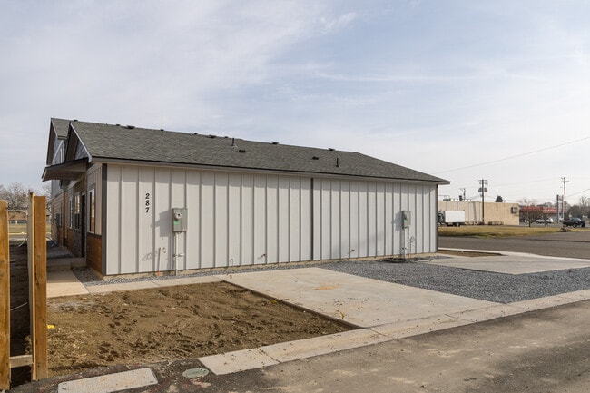 Photo - 287 SW 6th St