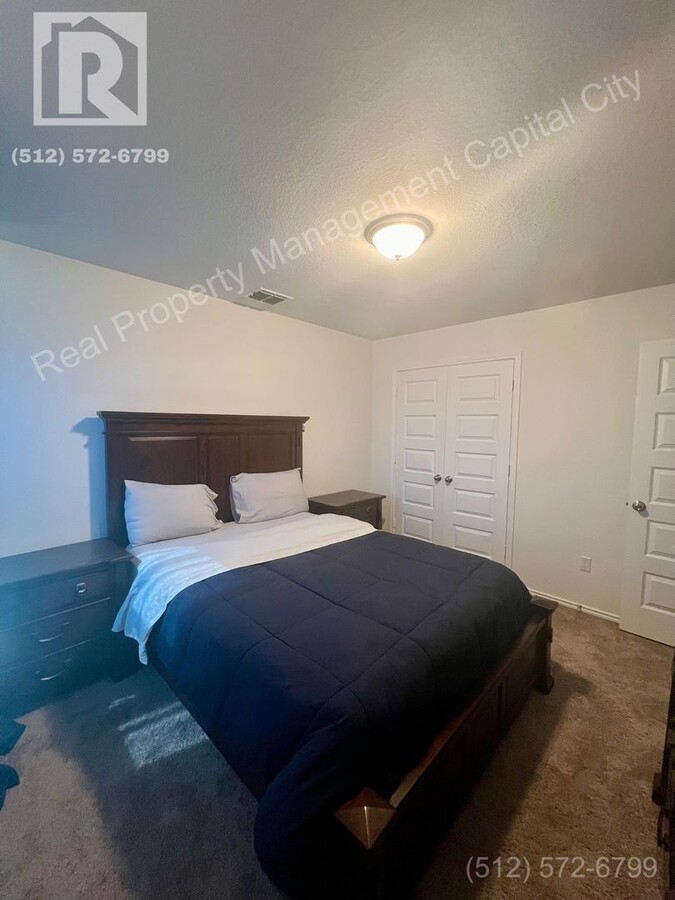 Photo - 4577 Avellino Dr Apartamento Unidad Side Bedroom & Shared Bathroom (Upstairs)