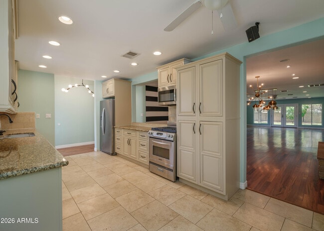 Photo - 121 W Orchid Ln