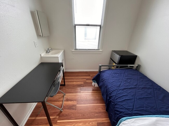 Single Twin - UrbaNests | 1080 Folsom Residences