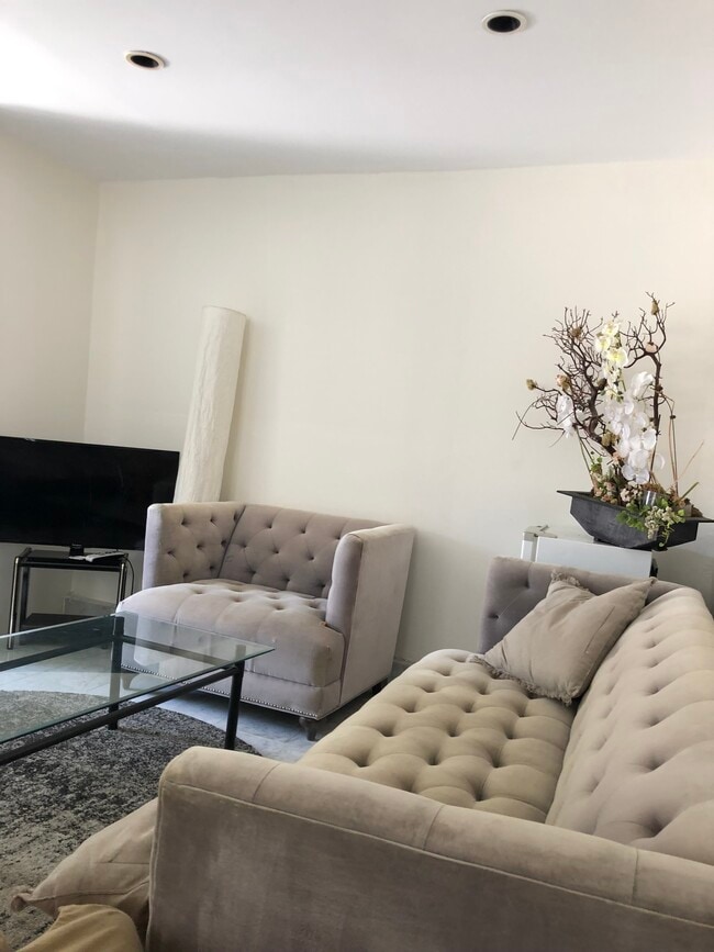200 S Maple Dr