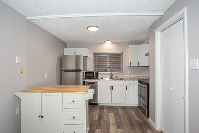 Building Photo - 2 Bed 1 Bath On Bus Route - Heat Included/... Rental