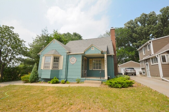 Building Photo - Beautiful 4 Bedroom With Modern and Unique... Rental