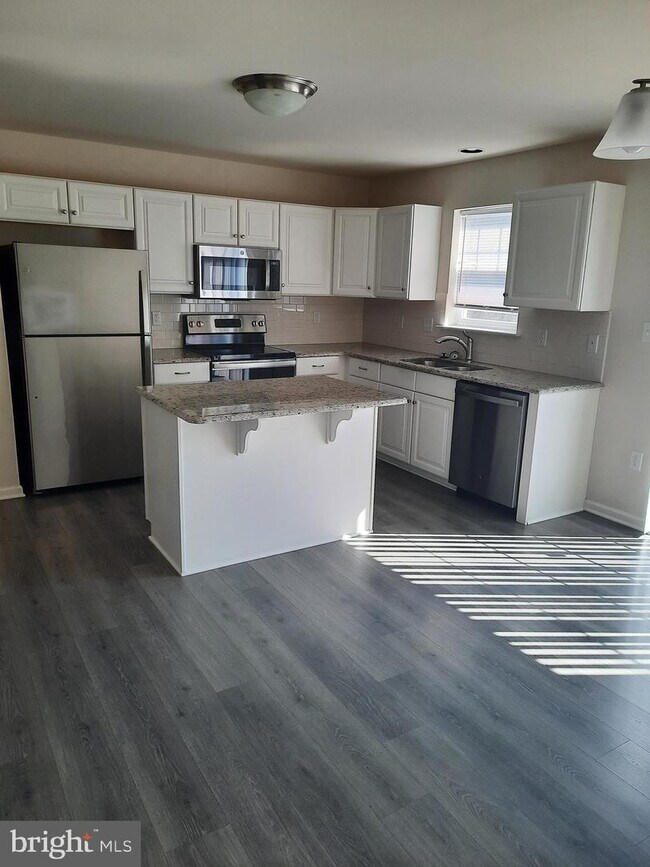 Photo - 939 Admiral's Quay Dr