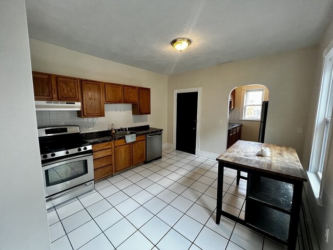 Building Photo - 19 Banks St Unit 2