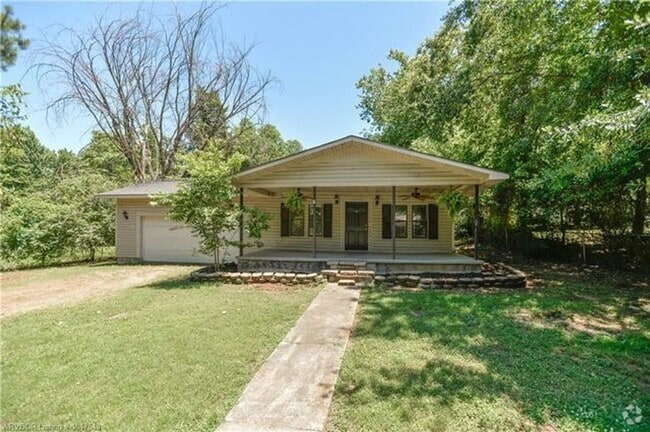 Building Photo - Freshly Renovated 3 Bedroom Home