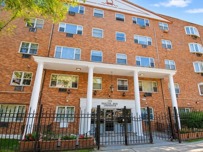 Building Photo - 5920 N Kenmore Ave Unit 202