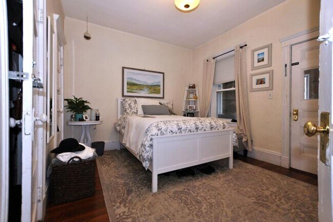 Photo - Huge 4 bed unit in the heart of Oak Square!