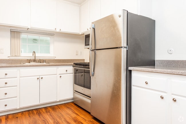 2BR,1.5BA-880SQ - St Moritz Apartments