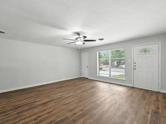 Photo - 117 Yorkshire Dr