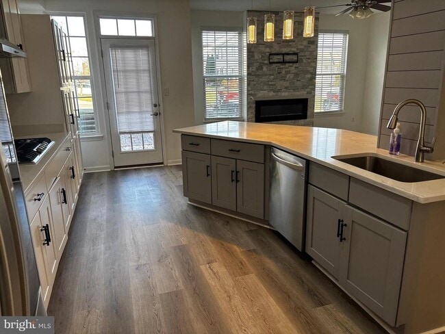 Photo - 2919 Lomond Pl