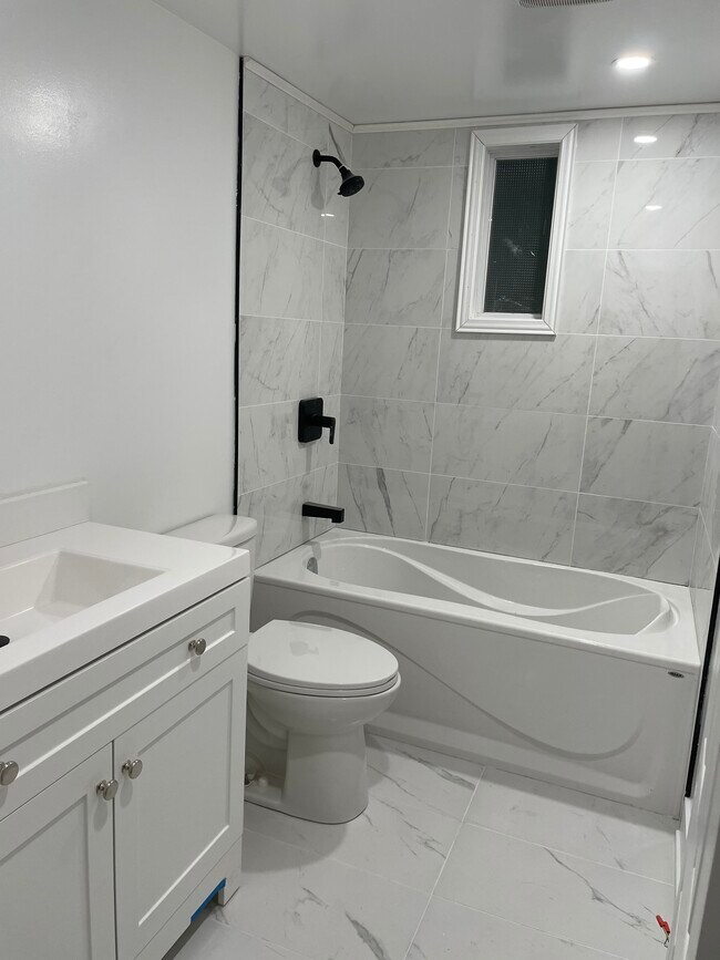 Upgraded Bath - 325 Lacasse Av Unit 325 Lacasse