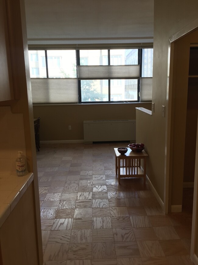 Building Photo - 522 21st St NW Unit 207