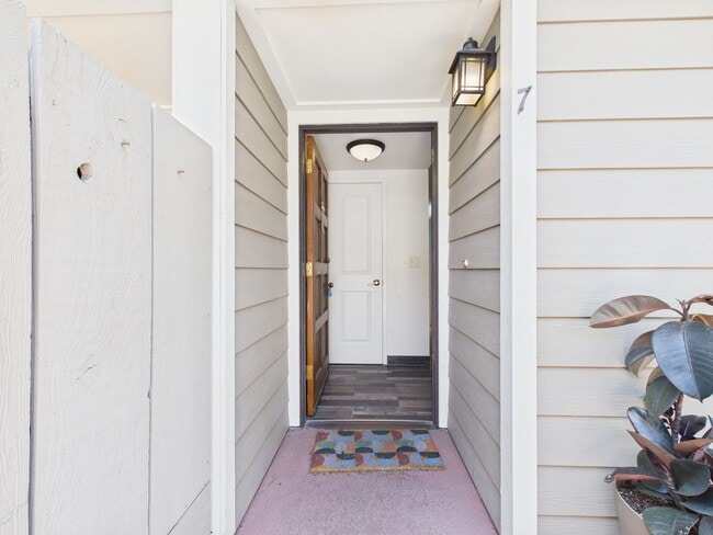 Building Photo - Sumaya Condo 2 Bed/2 bath with Fireplace. Includes washer and dryer