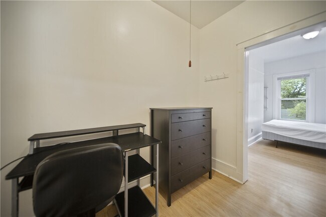 Photo - 921 E State St