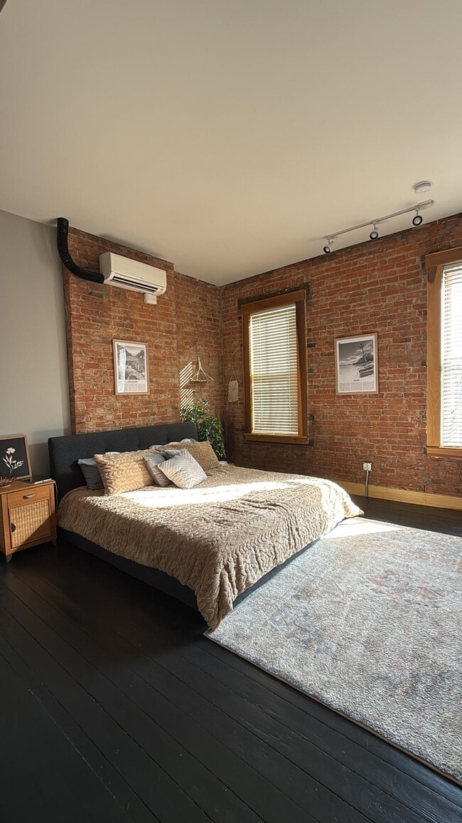 Building Photo - 26 E McMicken Ave