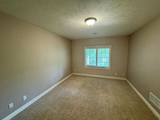 Photo - 4 Bed 3 Bath near Manhattan Country Club!