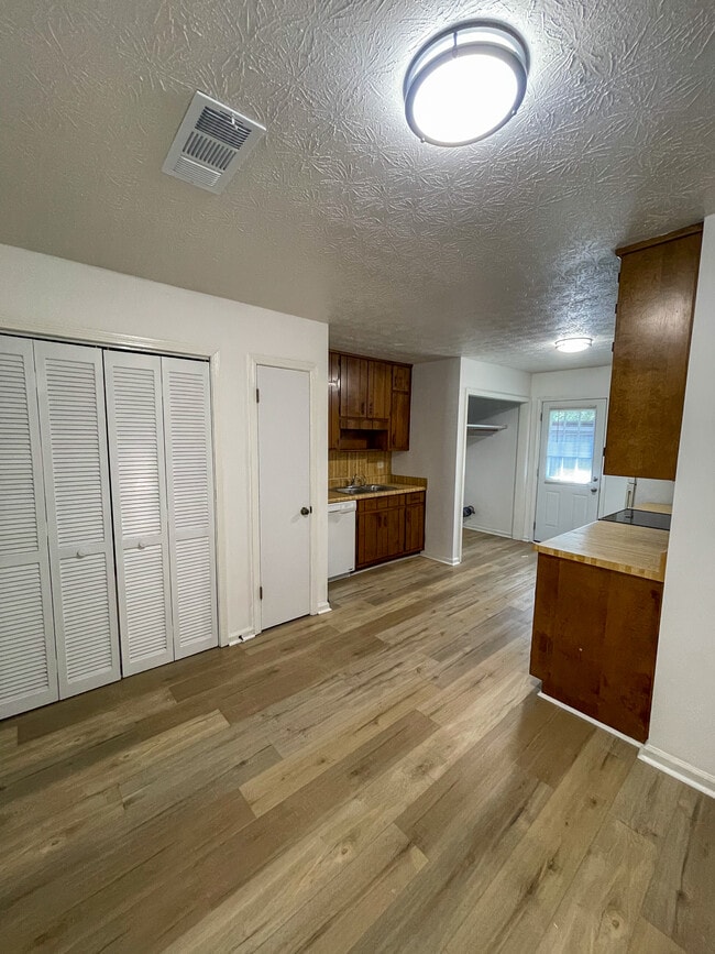 Photo - 1043 Chestnut Oak Ct NE