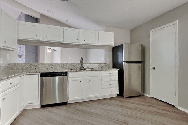 Photo - 21610 Crescent Heights St
