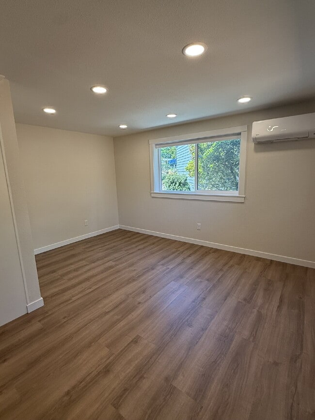 Photo - Charming 1-Bed Retreat in Kent: Cozy 460 Sq Ft Unit with Full Bath! Unidad B