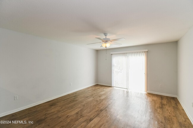 Photo - 556 Eiseman Wy