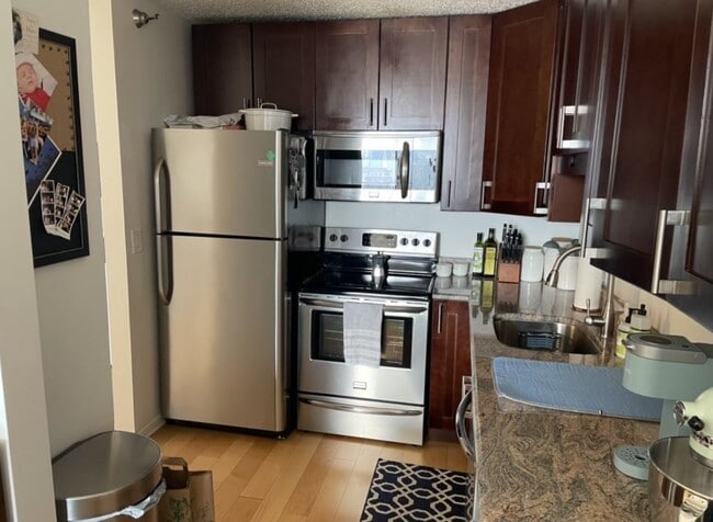 Building Photo - 1212 N La Salle Dr