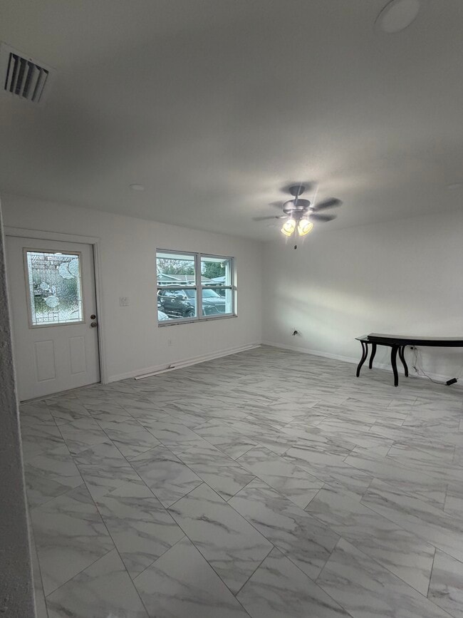 Photo - 2319 Stratford Dr
