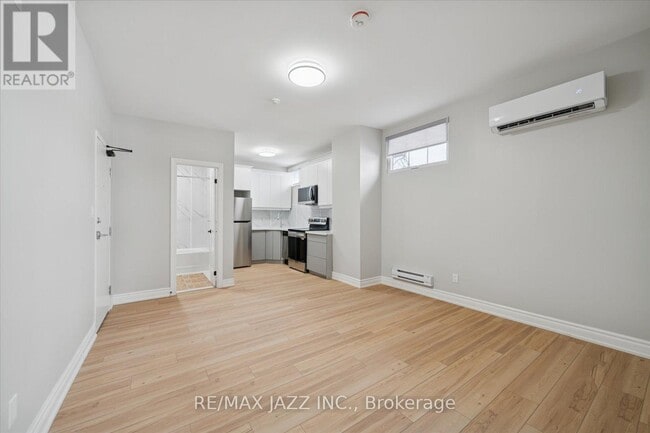 Photo - 251 Simcoe St S Unité 201