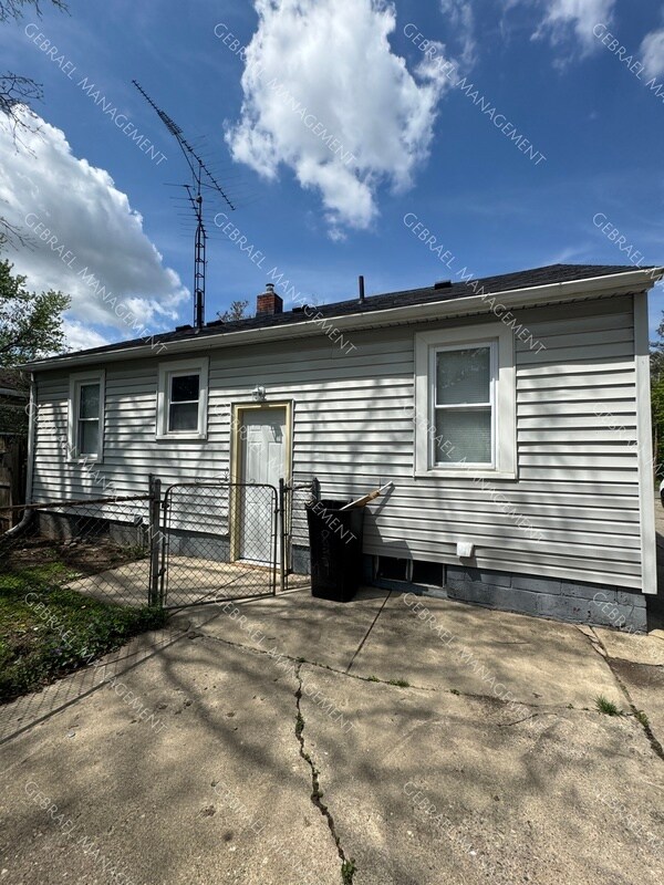 Photo - 839 Waldman Ave