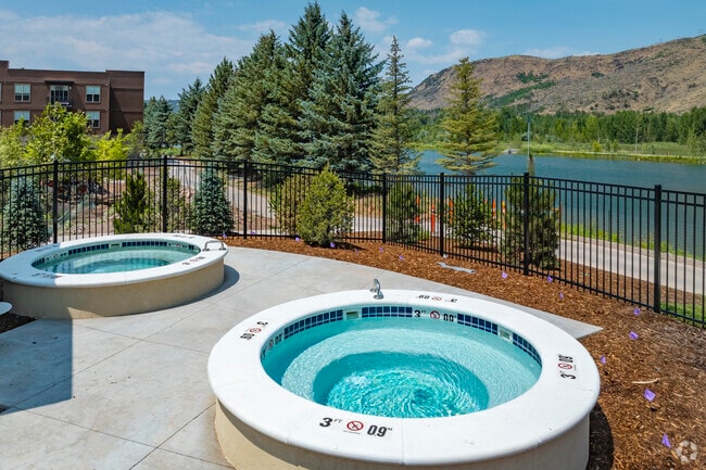 ¡El único apartamento en Roaring Fork Valley con dos jacuzzis en la propiedad!