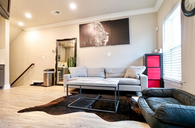 Photo - Two-Level 1BR w/ Den Next to Walter Reed a...