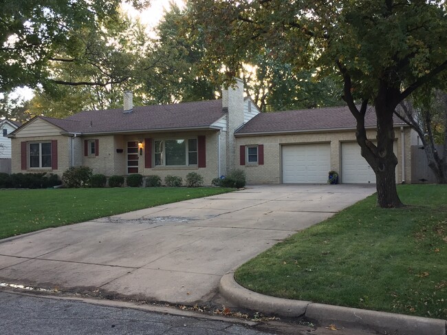 Photo - 239 S Parkwood Ln House