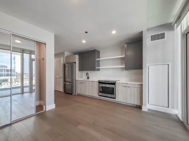 Building Photo - 1147 N Clark St Rental