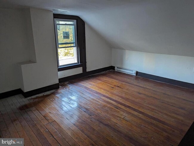 Photo - 327 W Race St