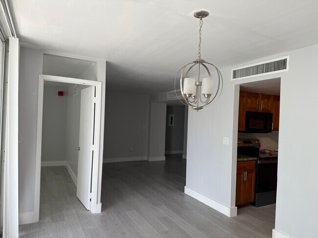 living room - 1865 79th Street Cswy Unidad 3K