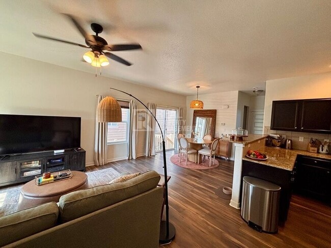 Photo - 914 Antrim Loop