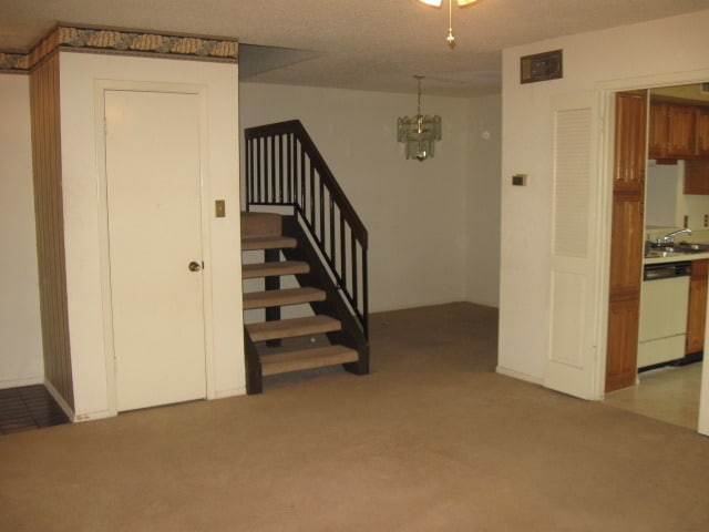 Building Photo - Super Cute Townhouse!