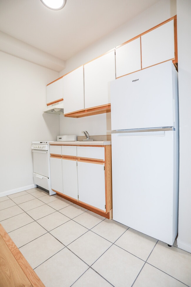 Building Photo - 6106 N Kenmore Ave Unit #309