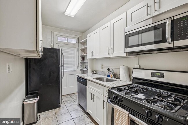 Building Photo - 2031 Locust St Unit 404