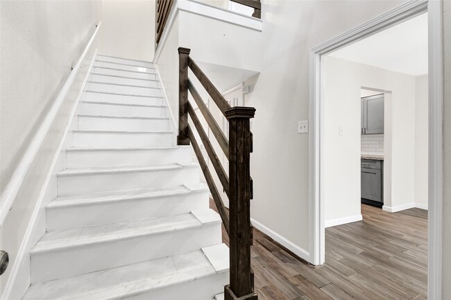 Building Photo - 6358 Creekbend Dr Unit 102