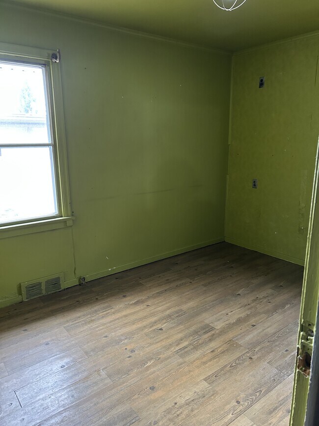 Photo - 11864-11858 58 St NW