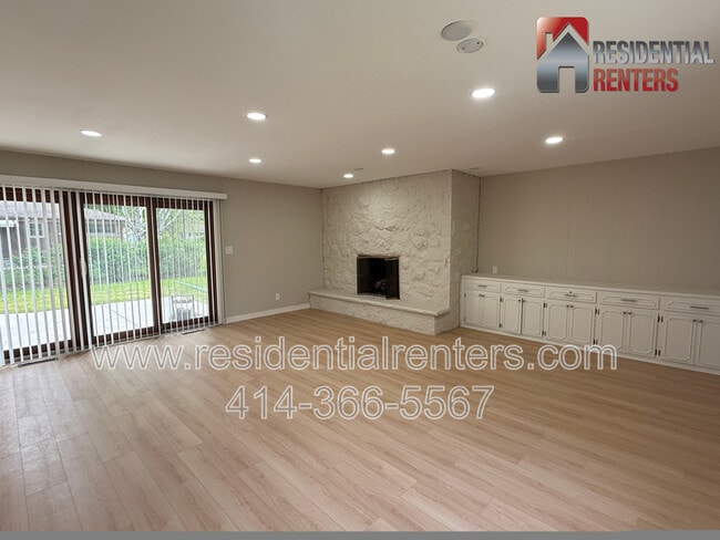 Photo - 205 N 165th St