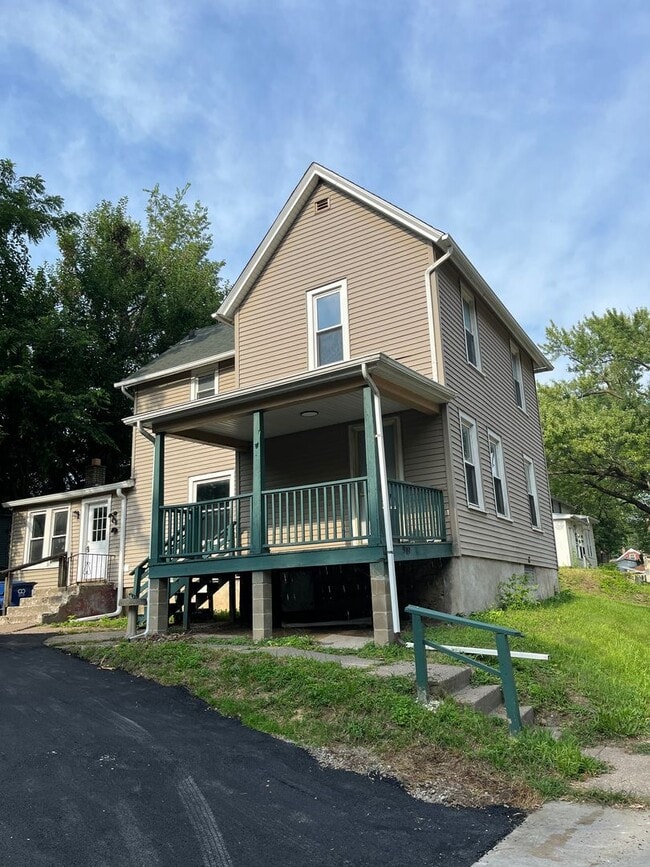 Building Photo - 919 W 10th St Rental