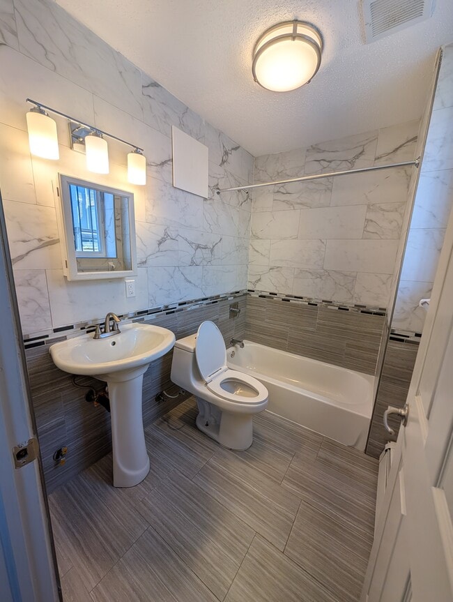Photo - 530 Wethersfield Ave