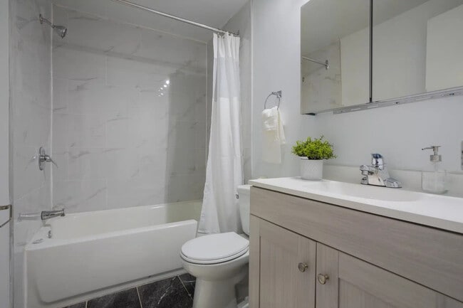 Photo - 2700 Thimens