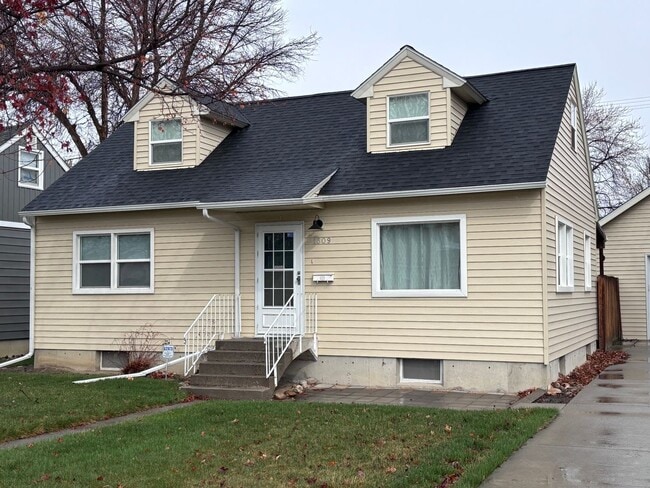 Building Photo - Adorable 5 Bed 2 Bath Cottage Home