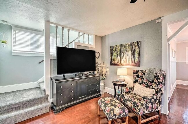 Photo - 325 W Spring St