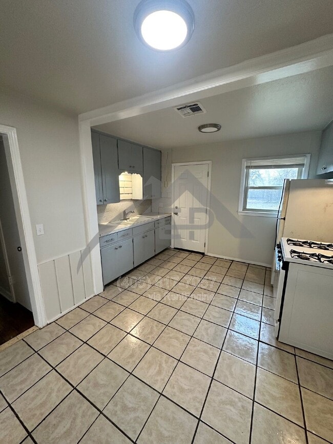 Photo - 216 W 4th St